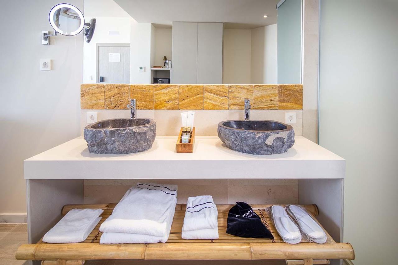 Zahara Beach & Spa By Qhotels - Adults Recommended 萨阿拉德洛斯阿图内斯 外观 照片 Bathroom at the Hotel