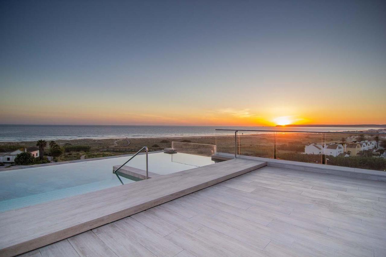 Zahara Beach & Spa By Qhotels - Adults Recommended 萨阿拉德洛斯阿图内斯 外观 照片 Sunset at the beach