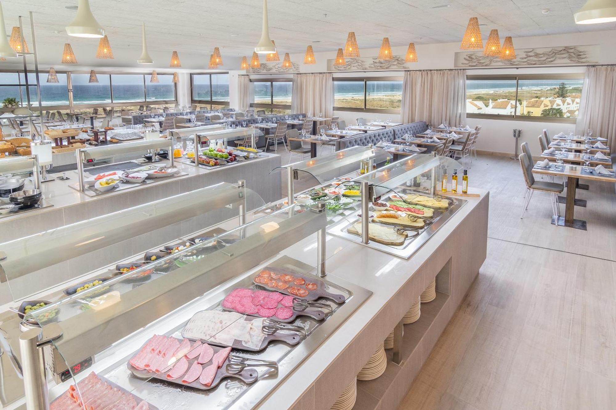 Zahara Beach & Spa By Qhotels - Adults Recommended 萨阿拉德洛斯阿图内斯 外观 照片 Buffet at a hotel