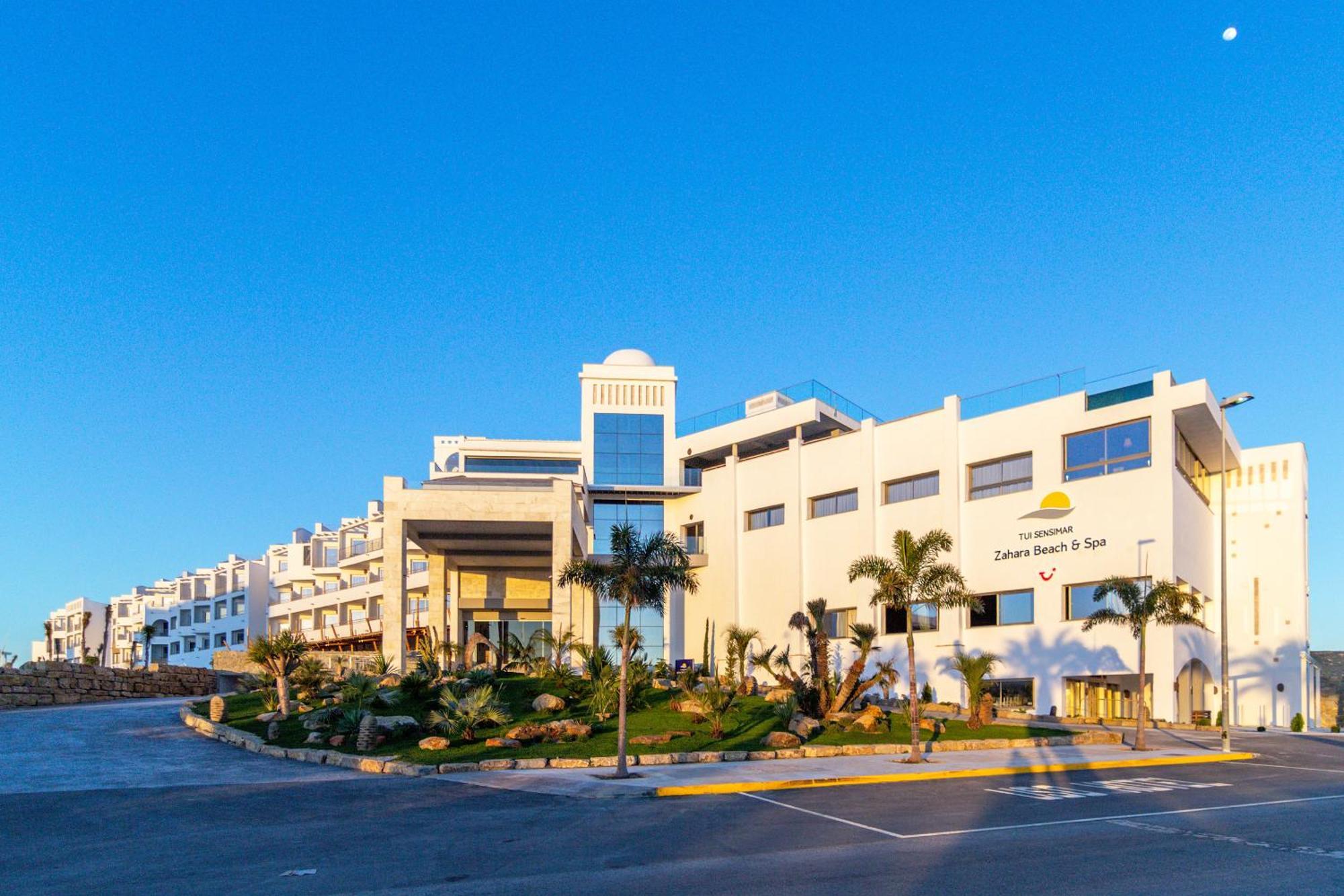 Zahara Beach & Spa By Qhotels - Adults Recommended 萨阿拉德洛斯阿图内斯 外观 照片 The mall at sunset