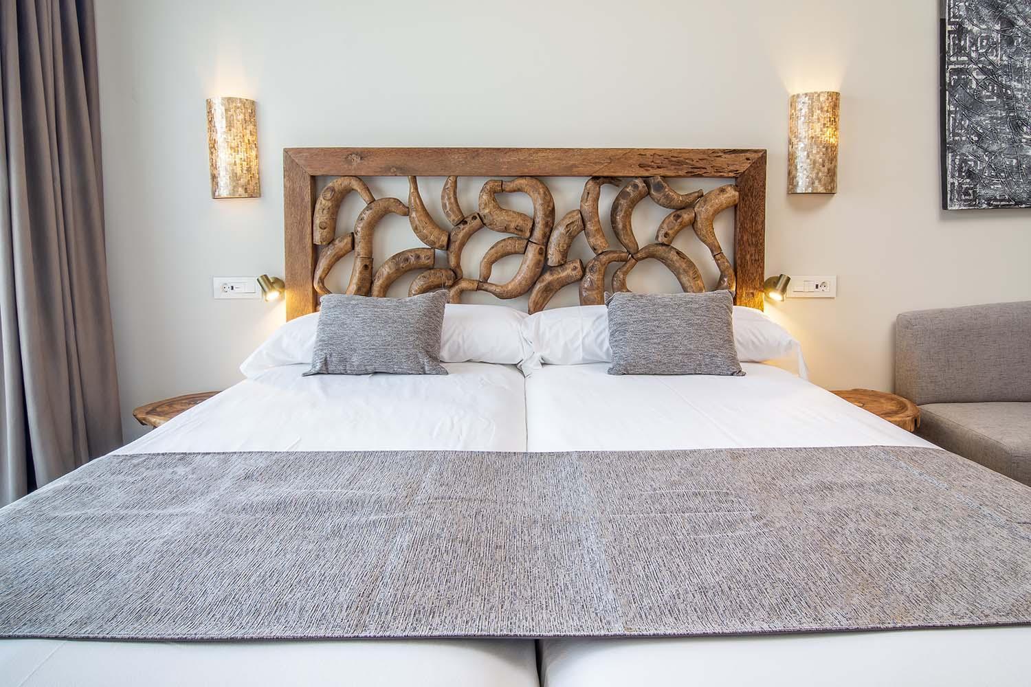 Zahara Beach & Spa By Qhotels - Adults Recommended 萨阿拉德洛斯阿图内斯 客房 照片 A bed with a wooden headboard