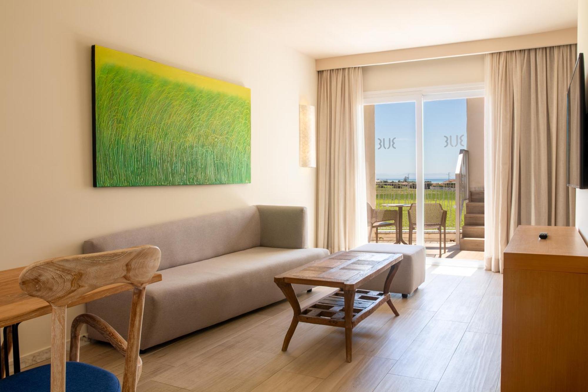 Zahara Beach & Spa By Qhotels - Adults Recommended 萨阿拉德洛斯阿图内斯 外观 照片 A living room in a hotel
