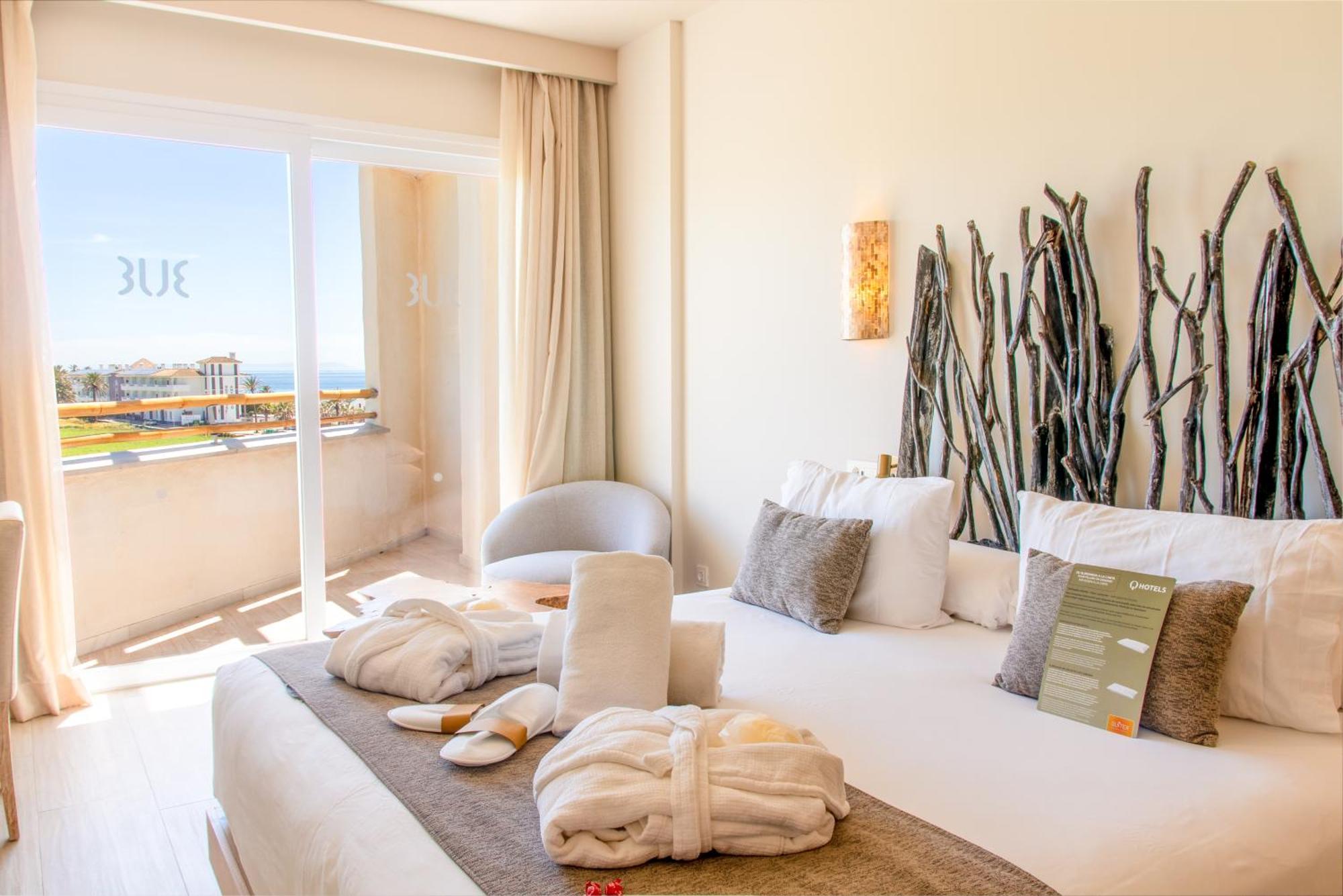 Zahara Beach & Spa By Qhotels - Adults Recommended 萨阿拉德洛斯阿图内斯 外观 照片 A room at the Blue Sea Costa Brava resort