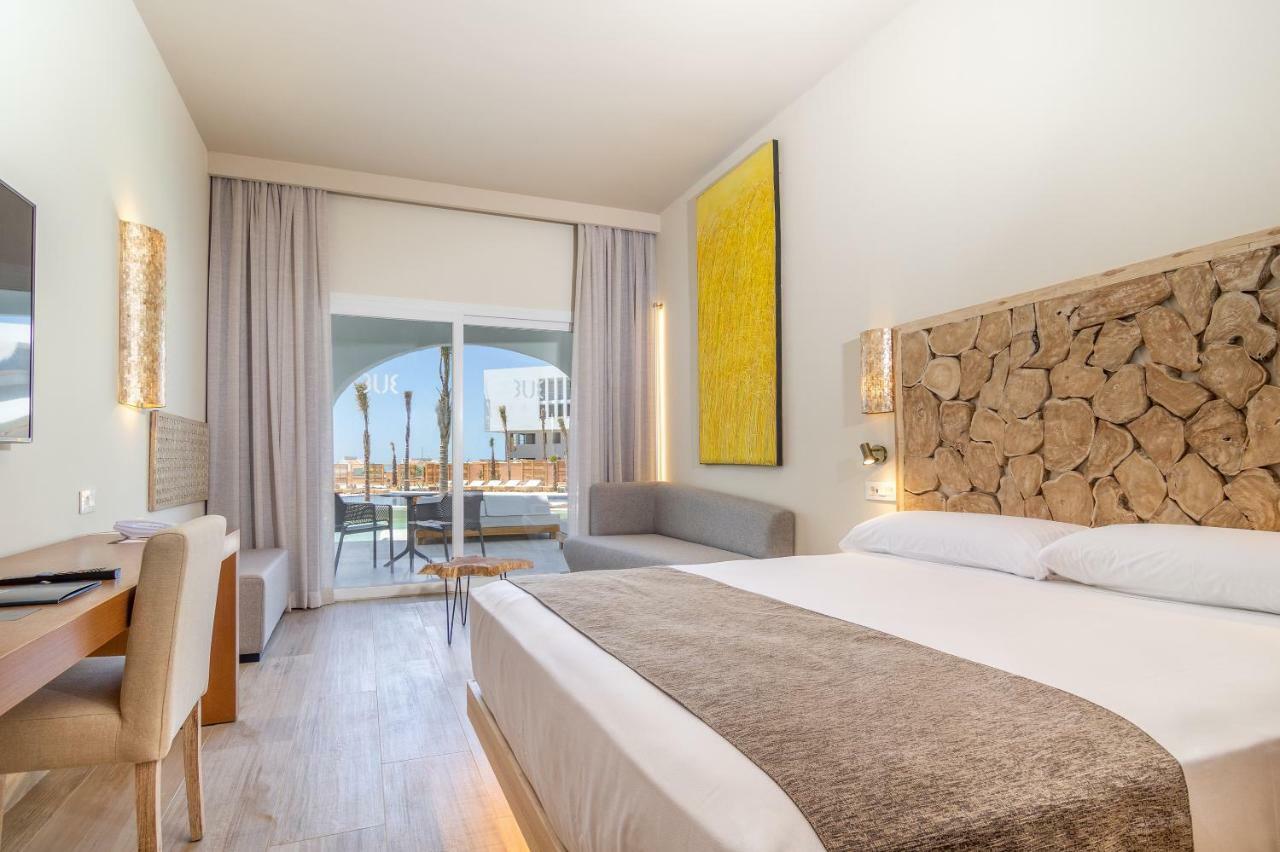 Zahara Beach & Spa By Qhotels - Adults Recommended 萨阿拉德洛斯阿图内斯 外观 照片 A room at the hotel
