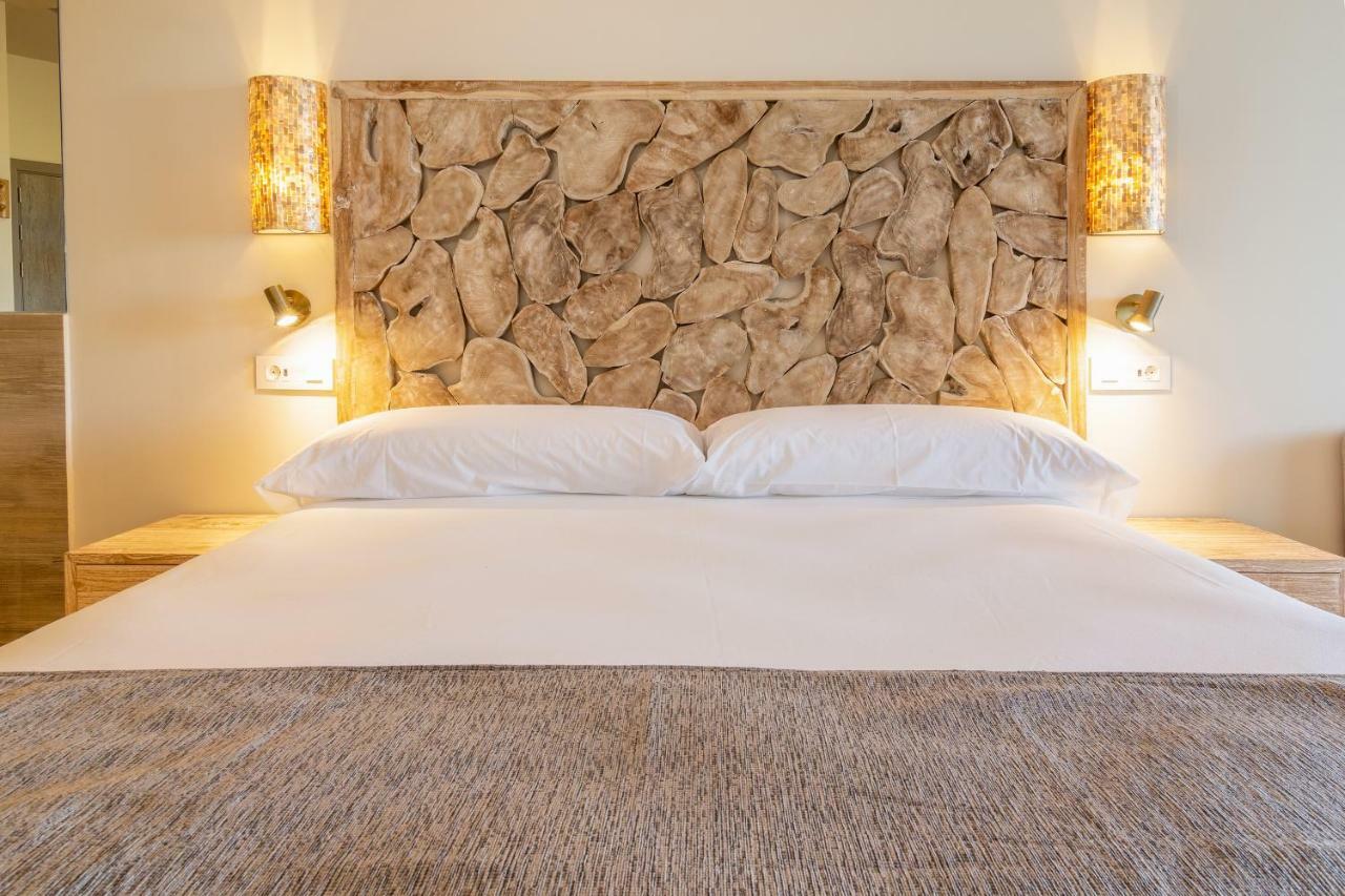 Zahara Beach & Spa By Qhotels - Adults Recommended 萨阿拉德洛斯阿图内斯 外观 照片 A bed with a headboard