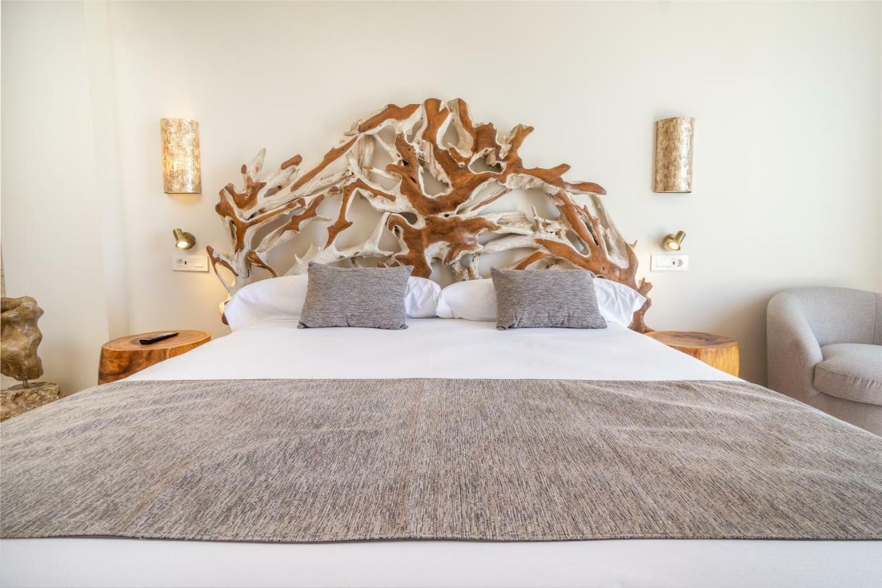 Zahara Beach & Spa By Qhotels - Adults Recommended 萨阿拉德洛斯阿图内斯 外观 照片 A bed with a wooden headboard